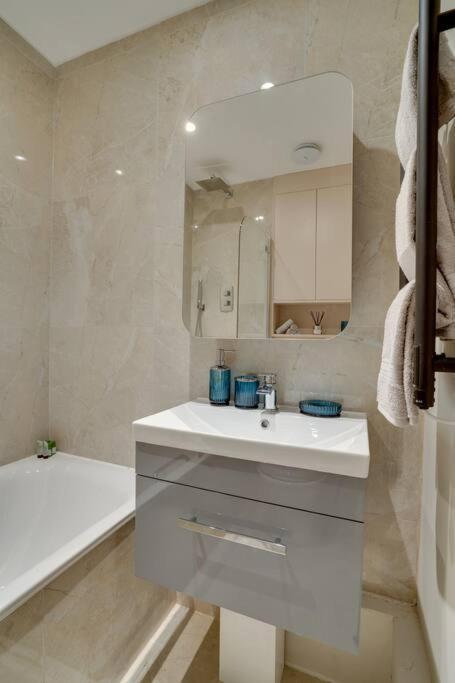 Glamorous Art Deco Flat In Chelsea 런던 외부 사진